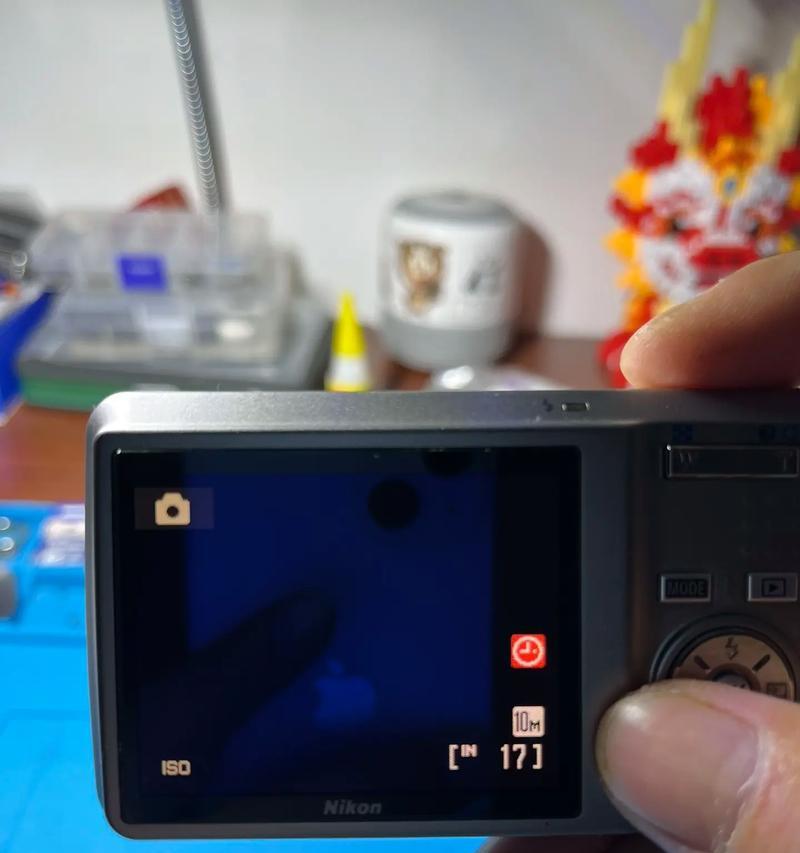 手机拍照怎么糊一点就黑了？拍照时出现黑屏如何解决？