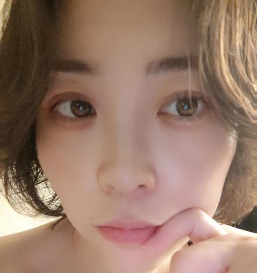 拿手机打电话自拍照片怎么拍？最佳角度和光线是什么？