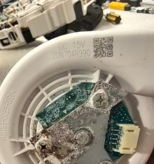 电脑内存条旁边风机拆解步骤是什么？