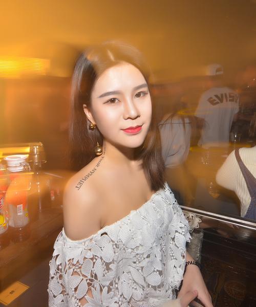 在夜店如何使用苹果手机摄像头拍照？效果如何？