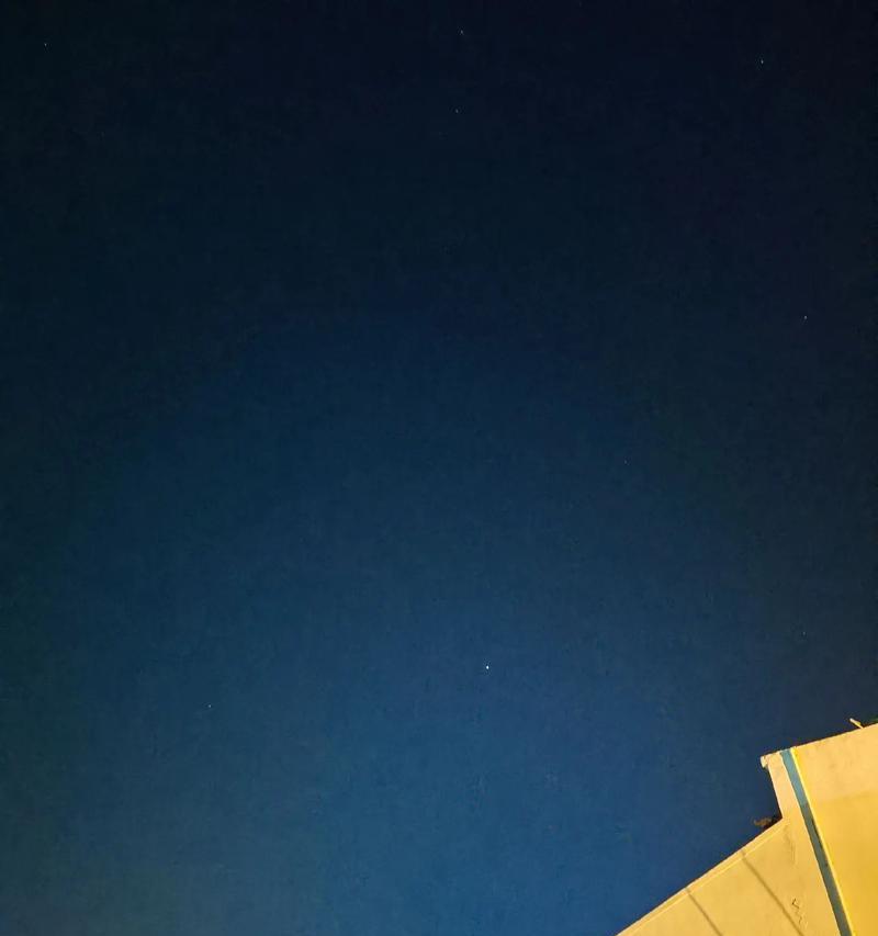 如何调整手机拍照设置以减少夜晚天空亮度？