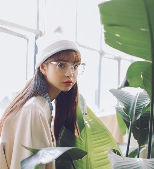 戴眼镜拍摄视频时如何避免反光？有哪些拍摄技巧？