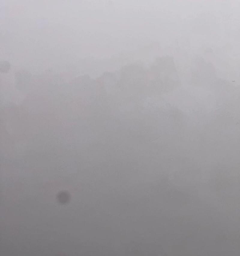 苹果手机摄像头出现彩点的原因是什么？