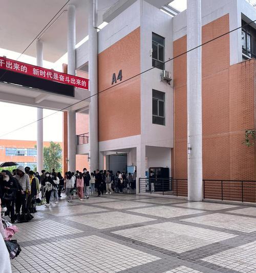 回学校未带充电器时如何应急？