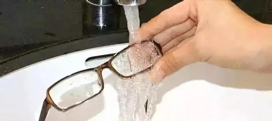 老花眼镜镜片怎么清洗？清洗过程中应该注意什么？
