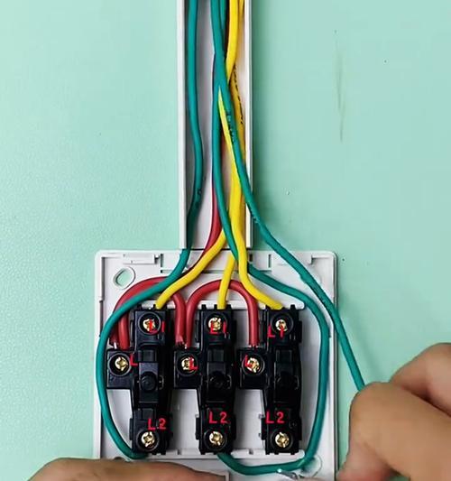 三脚架使用方便吗？开关操作方法是什么？
