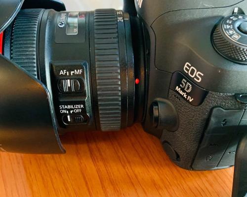 佳能5D4相机外接闪光灯的使用方法是什么？操作中应注意什么？